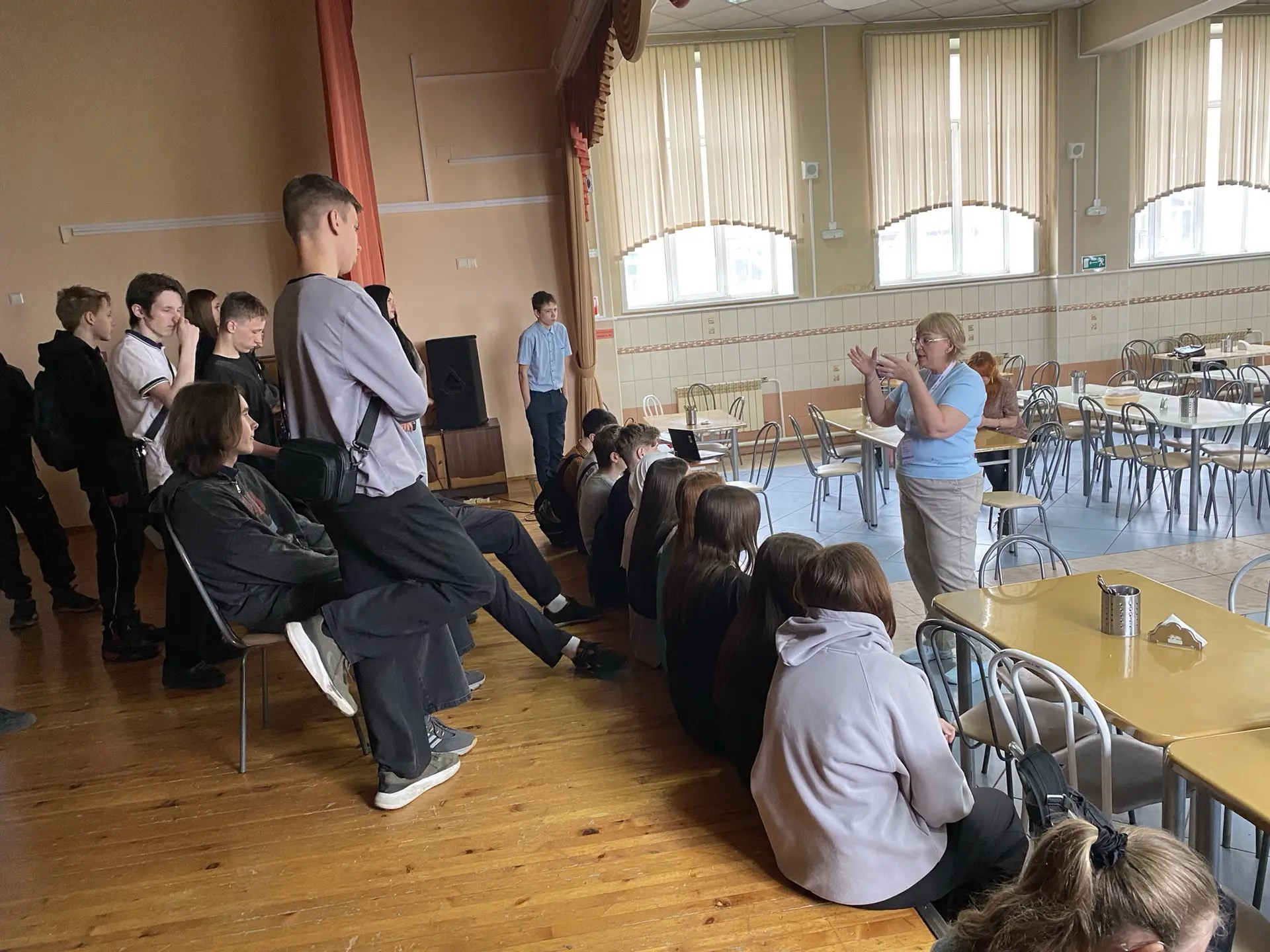 Сегодня к выпускникам 9-х классов приходил представитель Кемеровской дистанции электроснабжения . Он