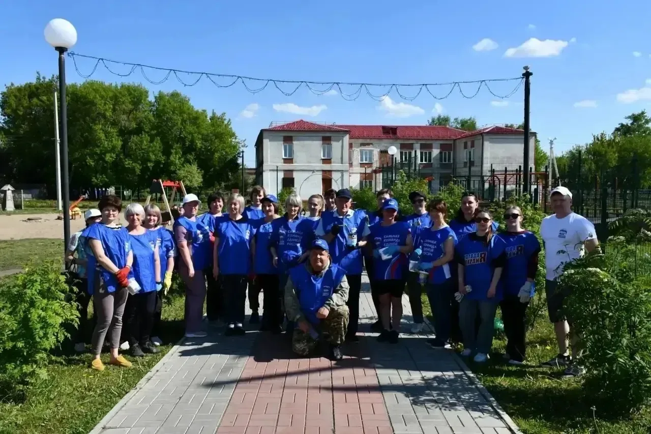 В преддверии Дня защиты детей на детской площадке, расположенной на улице Почтовой в рабочем посёлке
