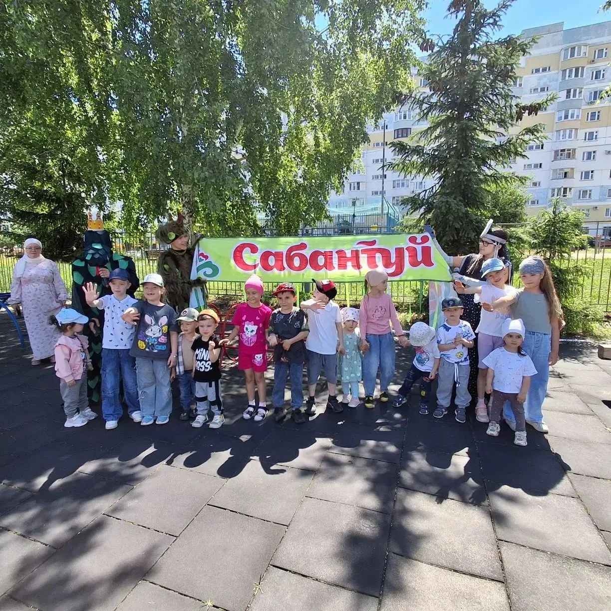 Снова песни зазвучали,
Подпевай им и танцуй.
На дворе народный праздник —
Наш любимый Сабантуй!

Саб