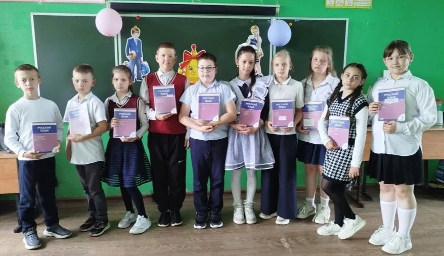 "До свидания, 3 класс!"🖐️
🔅Три года были мы в пути,
Куда же дальше нам идти?
Все вместе, дружно, с