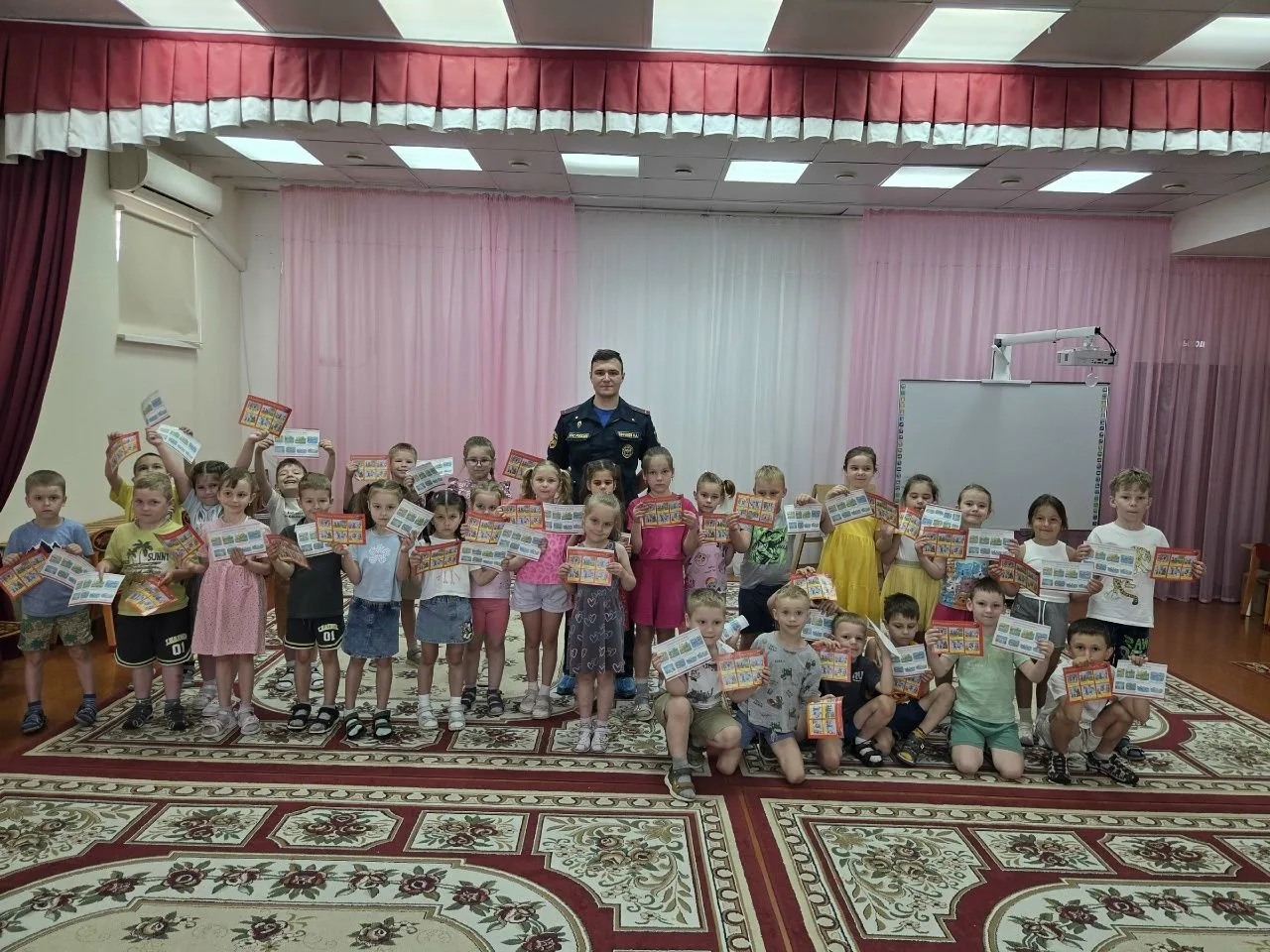 🌱 «Росинка» учит безопасному лету🚒
✅Сотрудники ОНД и ПР по г.о. Ступино пришли в гости к воспитанн