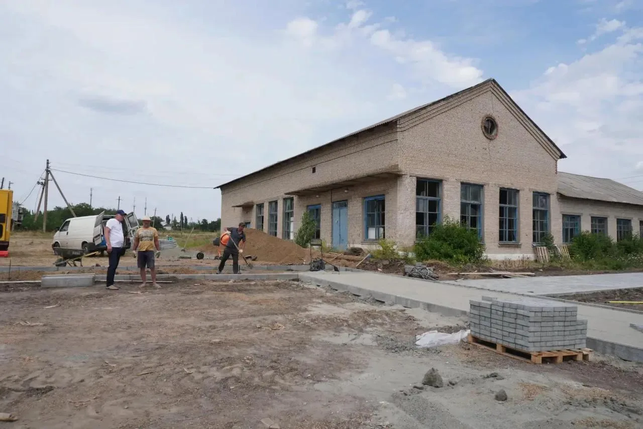 Проверил ход работ по благоустройству зоны отдыха в селе Новоянисоль. Они ведутся в рамках народной 