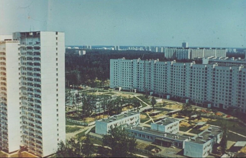 Вид с корпуса 1006 в сторону корпуса 1004.
Фото 1980 - 1983 гг.

#зелао #зеленоград