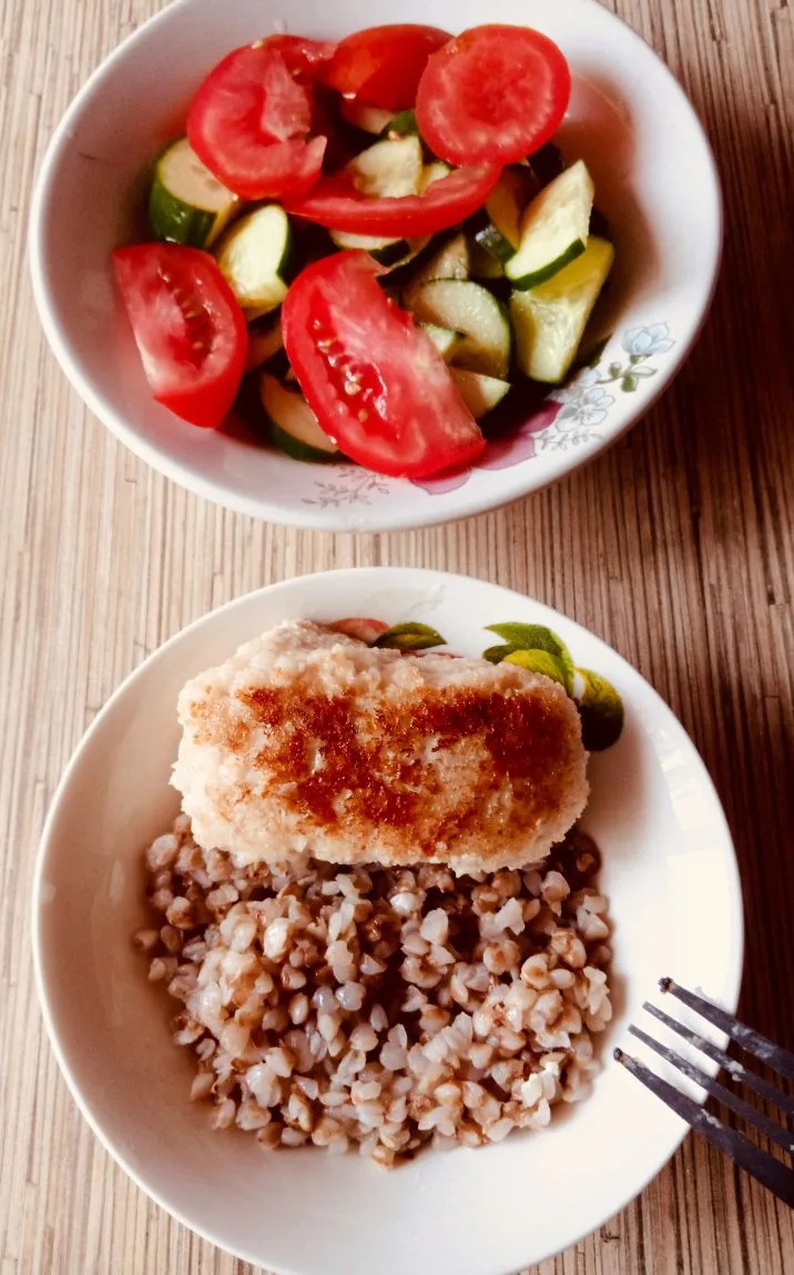 Обед - не всё съела,, 🤪 нарезка овощная, греча, котлета ( мясо грудки). 
Водичка пьется, лёгкость ч