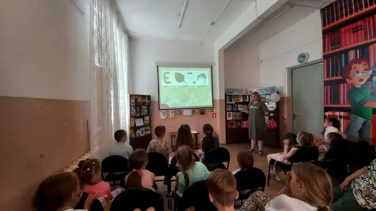 🌞 День на нашей летней площадке «Удивительно и точка» начался с самого главного — поднятия флага!
С