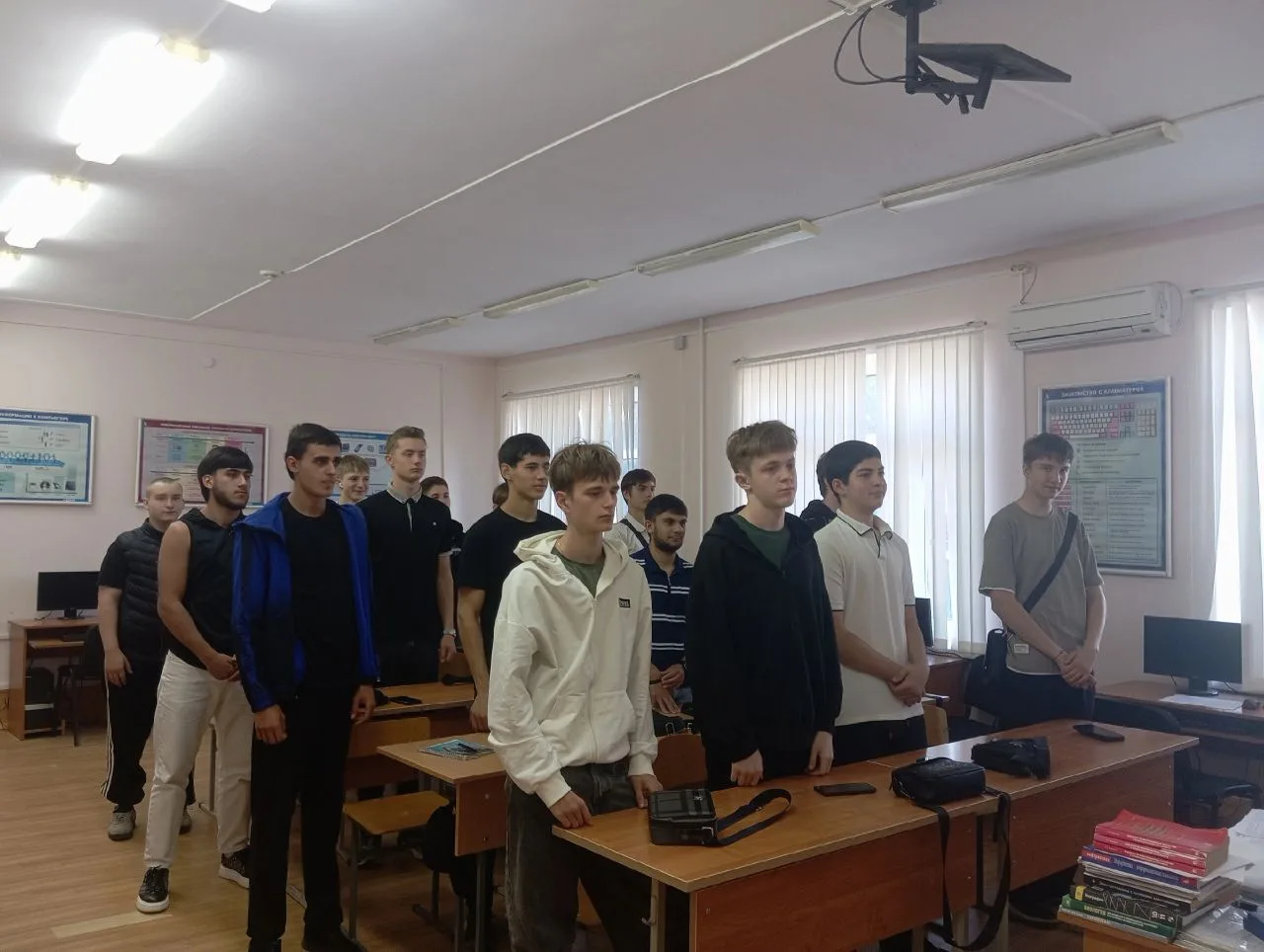 Традиционно начали учебную неделю с поднятия Флага РФ🇷🇺 и исполнения Гимна РФ.

На разговорах о ва