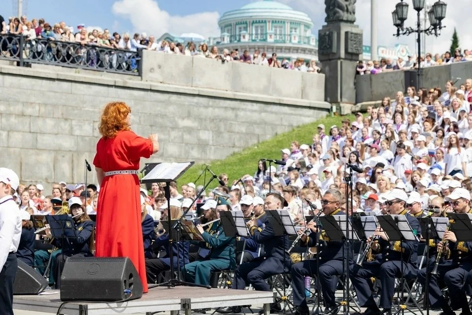 🥳 Тысячи уральцев спели хором в центре Екатеринбурга

Акция «Хором славим Россию и город!» прошла в