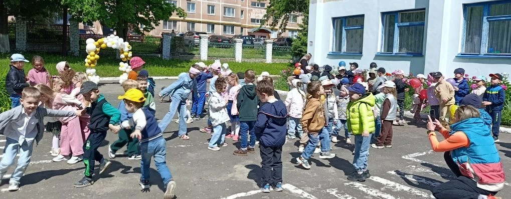 Первое июня. Наступило лето!
И теплом июньским вся земля согрета,
Шарики воздушные пляшут в облаках 