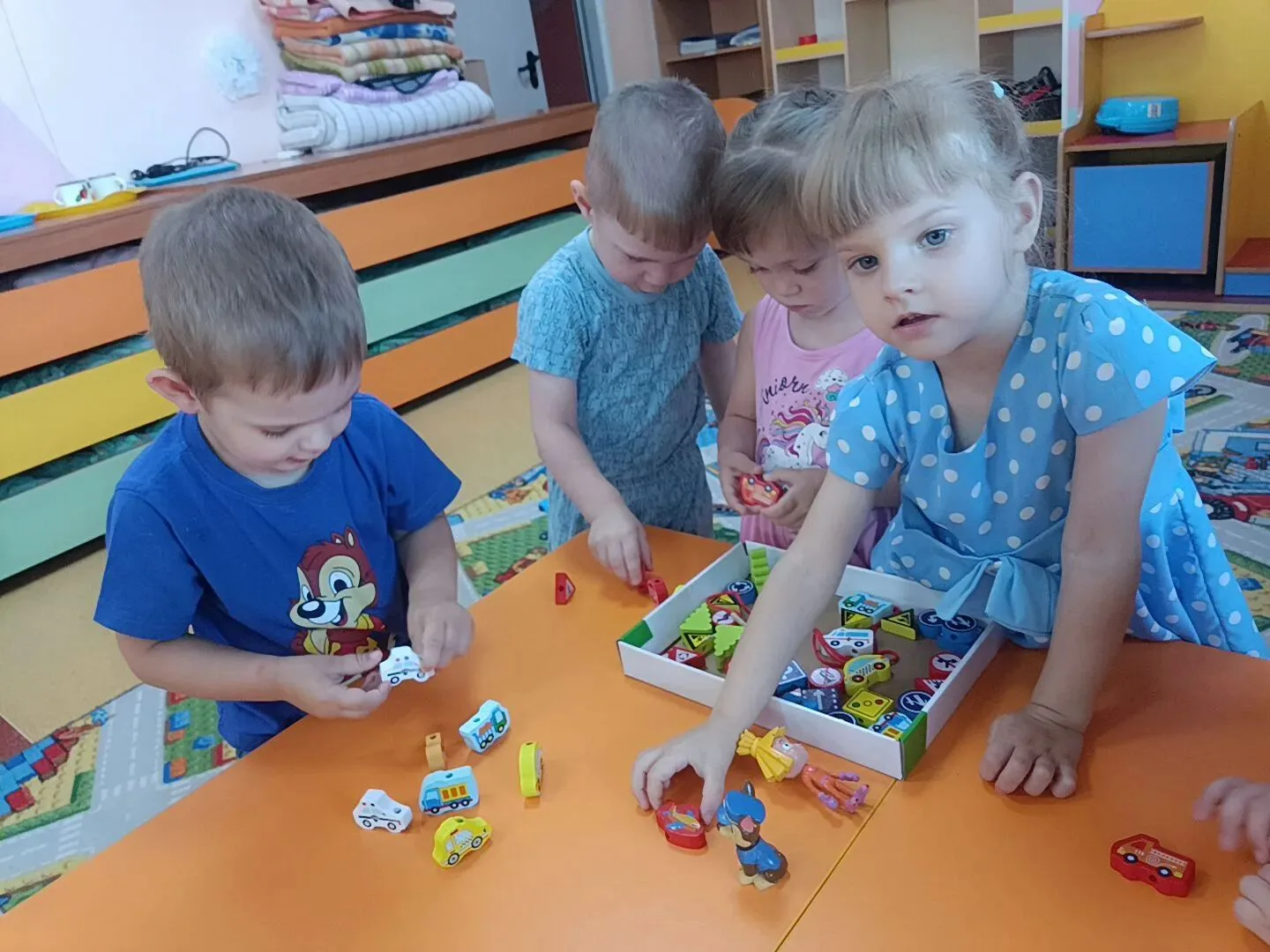 Добрый день, родители! 🌞

Краткая сводка с полей дежурной группы:

1. Асфальт расцвёл радужными шед