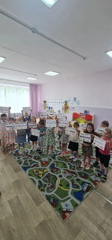 Сегодня  с ребятами старшего дошкольного возраста  вспомнили декаротивно- прикладное искусство Росси