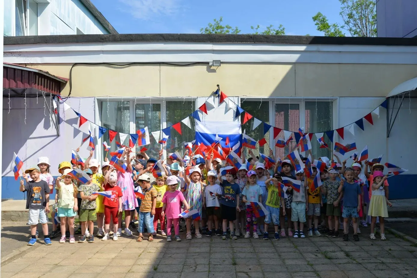 12 июня в нашей стране отмечается День России. 
Это праздник свободы, мира и добра. 
Он символизируе