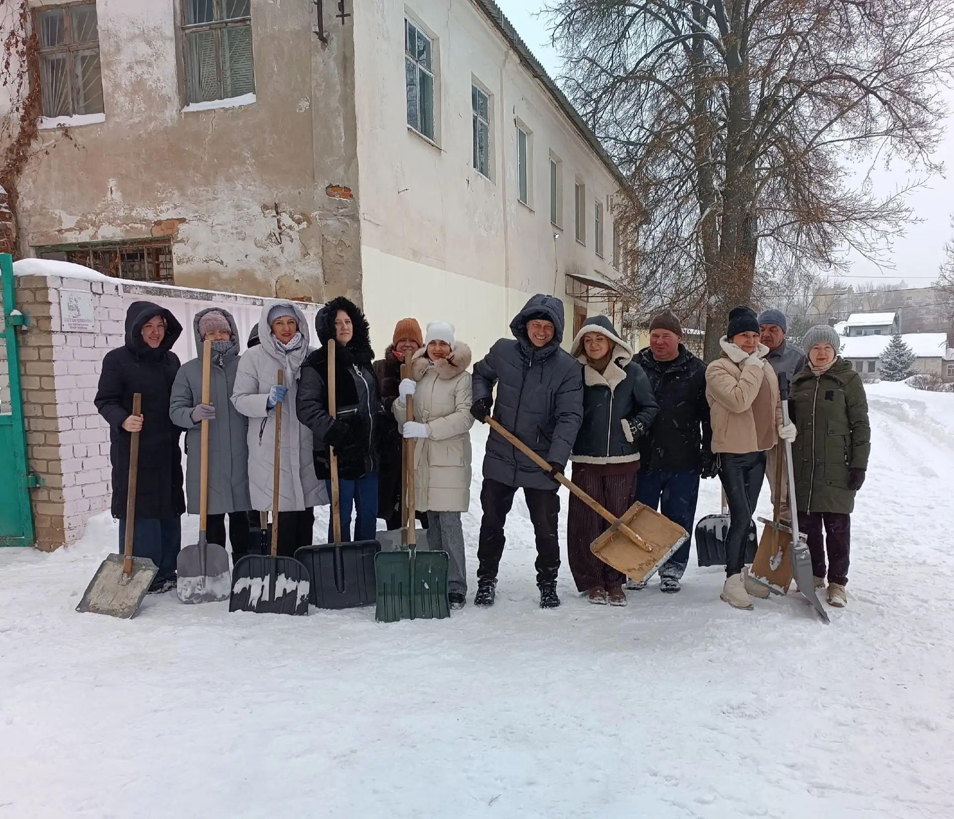 ❄️ С утра пораньше мы решили: хватит ждать весны, возьмём лопаты и наведём красоту сами! 💪

Утрення
