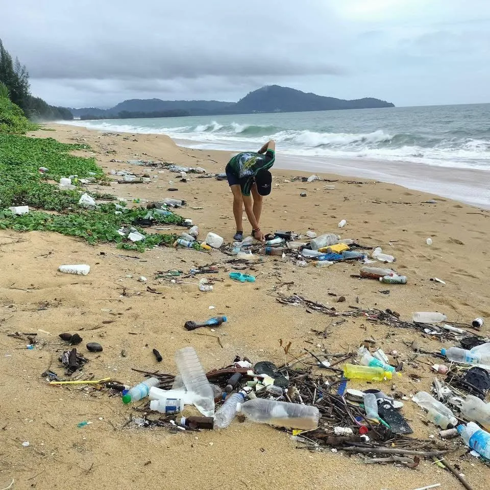 На пляжи Пхукета снова выбрасывает тонны мусора из моря 🌊🗑️

Начался сезон муссона, а вместе с ним