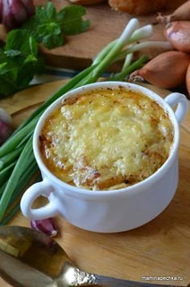 Французская классика: луковый суп под сырной корочкой

Обжарьте 4 крупные луковицы до карамелизации,
