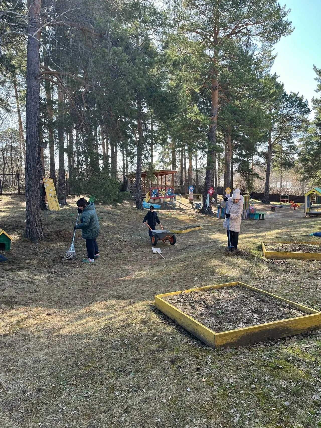🌱 Субботник: учимся заботиться о своём садике! 🌱

В течении недели дети вместе с воспитателями при