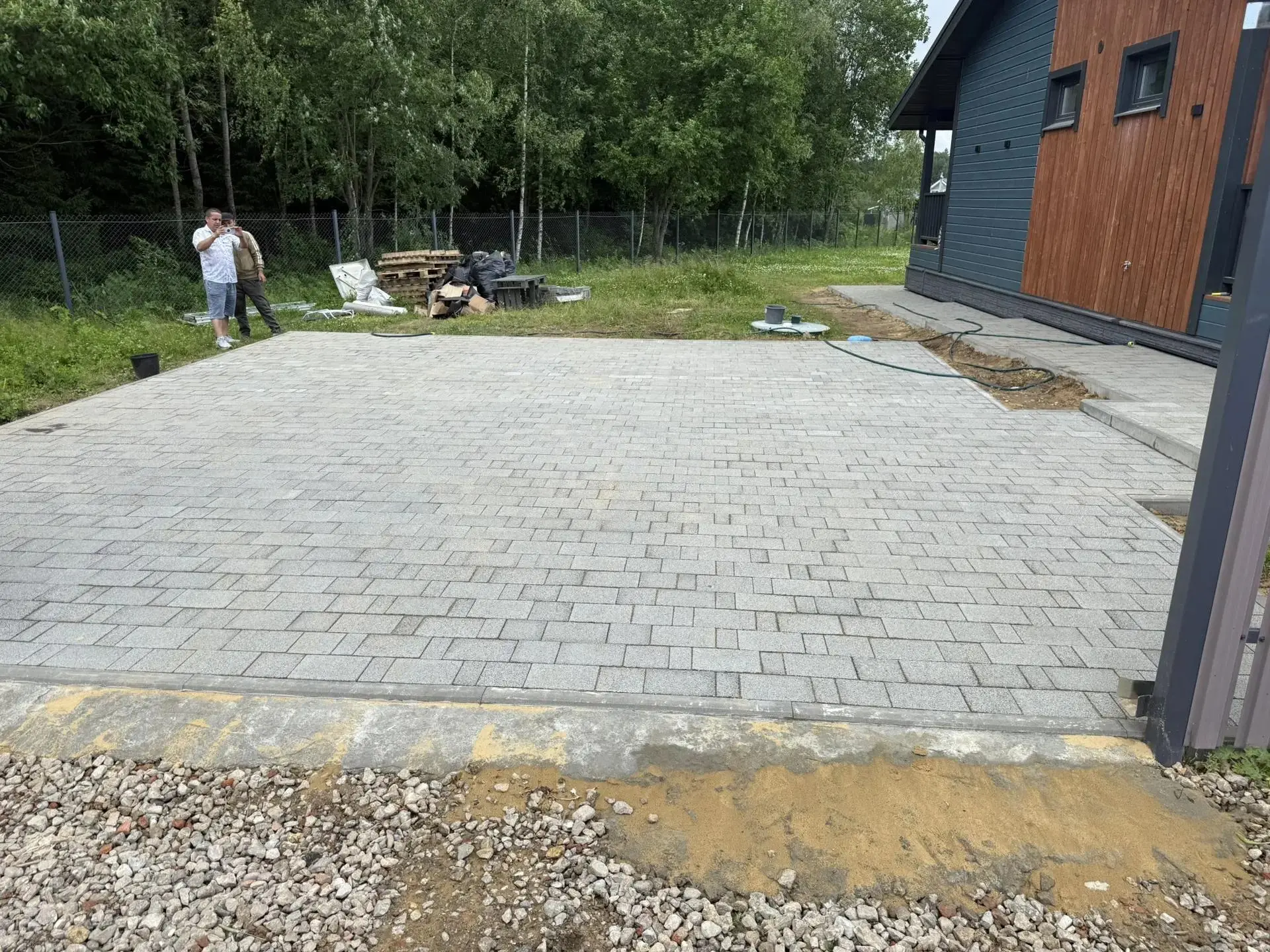 Отмостка, парковка, из брусчатки. Водоотведение. Дмитровский округ, деревня Лупаново.