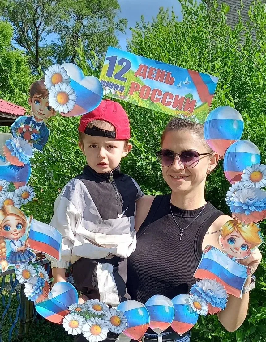 Три цвета гордости: наш детский сад встречает День России Белый, синий, красный — эти цвета сегодня 