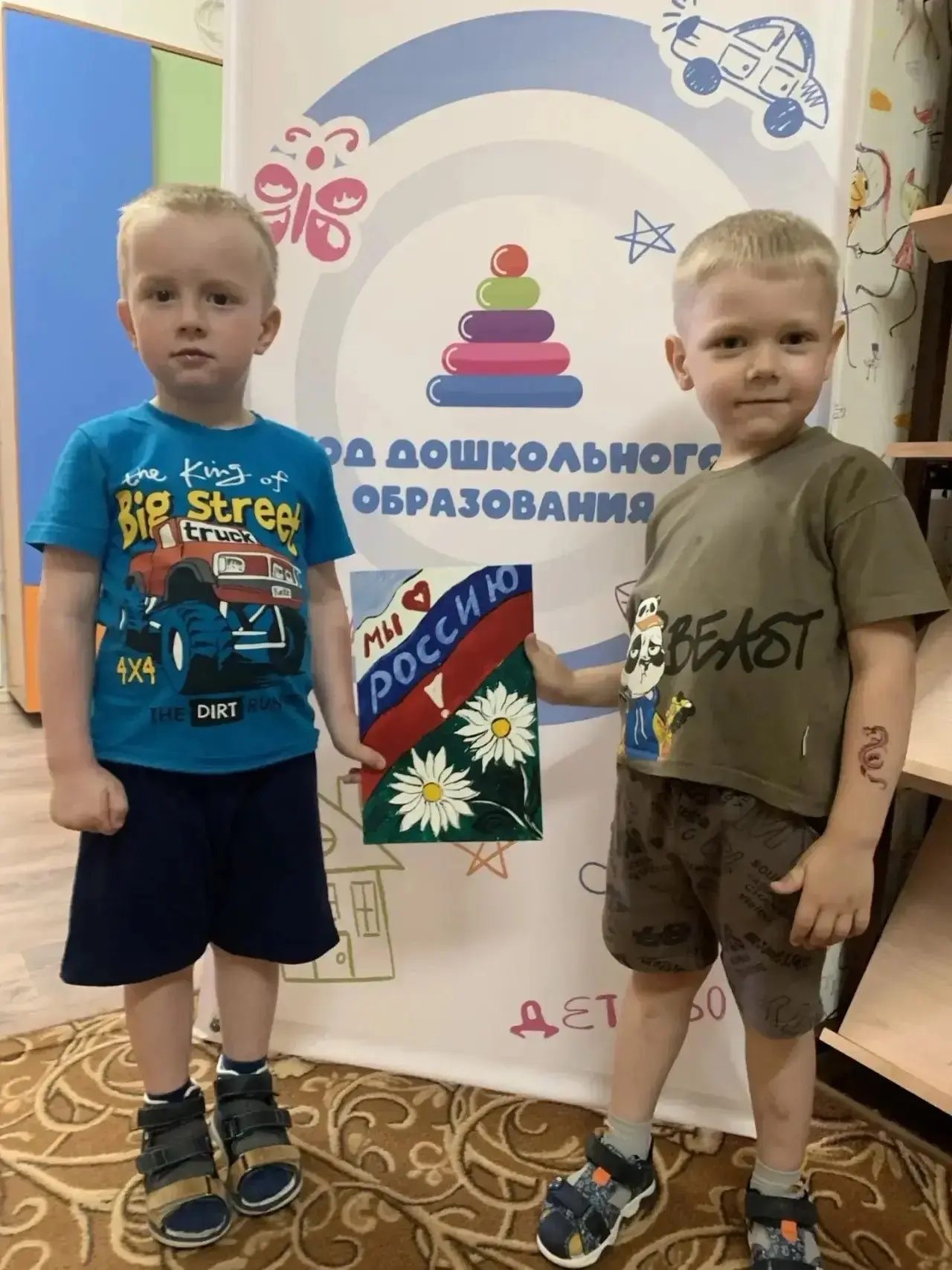 В рамках акции «Родиной горжусь» дети старшей группы «Семицветик» поучаствовали в выставке «Рисуй Ро