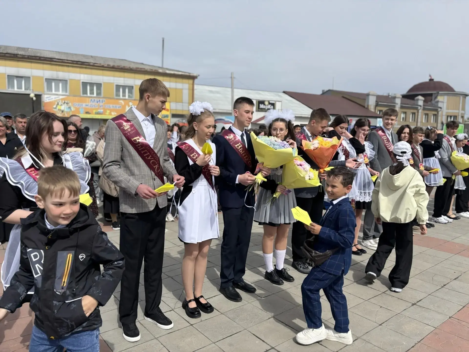 Маленькие ручки сложили лист бумаги в самолетик будущего. Летите высоко, наши выпускники! Туда, где 