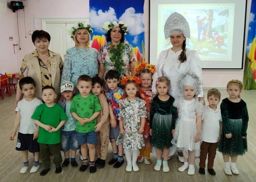 Воспитанники средней группы "Родничок" участвовали в весеннем развлечении "Времена года". Ребята чит