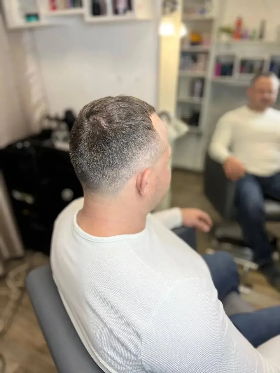 Здравствуйте❗️ предлагаю свои услуги 💁‍♀️ 
стилист парикмахер 
💇🏼‍♀️ стрижки❗️
окрашивание
мужски