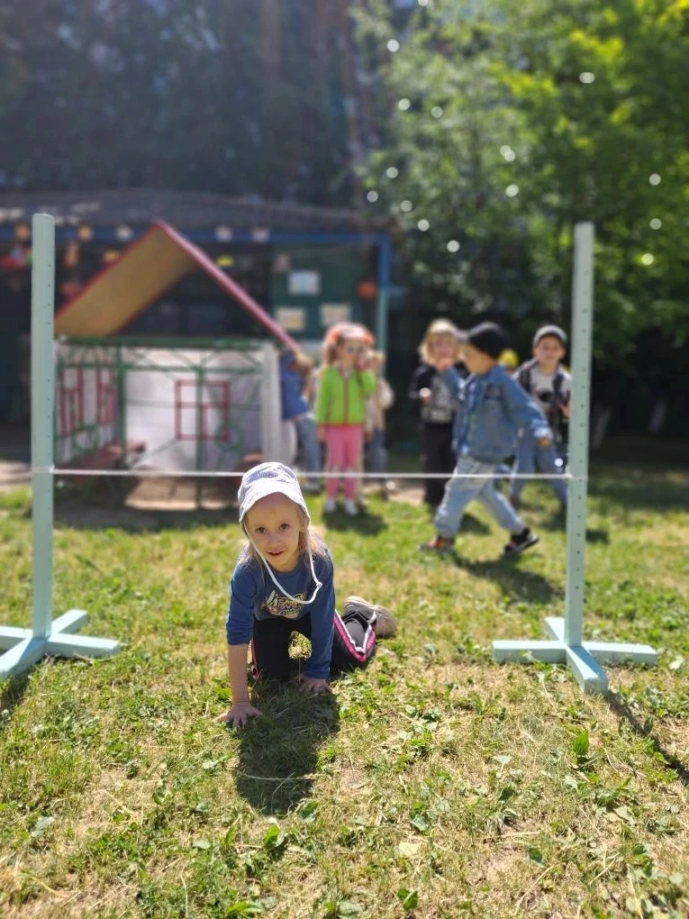 В детском садике игра!
Детские игры - одно из самых полезных времяпрепровождений, а игры на свежем  