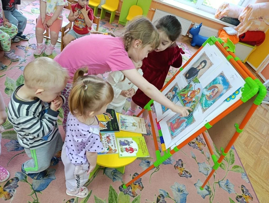 День русского языка начался в группе раннего возраста необычно. В гости к малышам пришли воспитанник