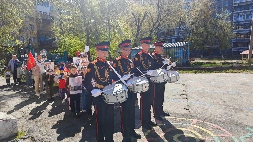🎖️В честь Дня Победы в детском саду №423 прошла акция «Бессмертный полк»
Дошкольники, воспитатели и