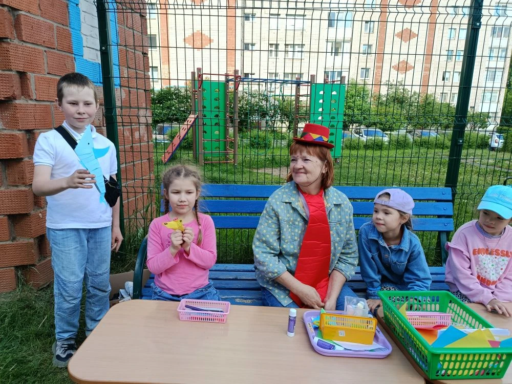 "День двора"- весёлый и яркий праздник!

Сегодня  коллеги нашего детского сада провели замечательный