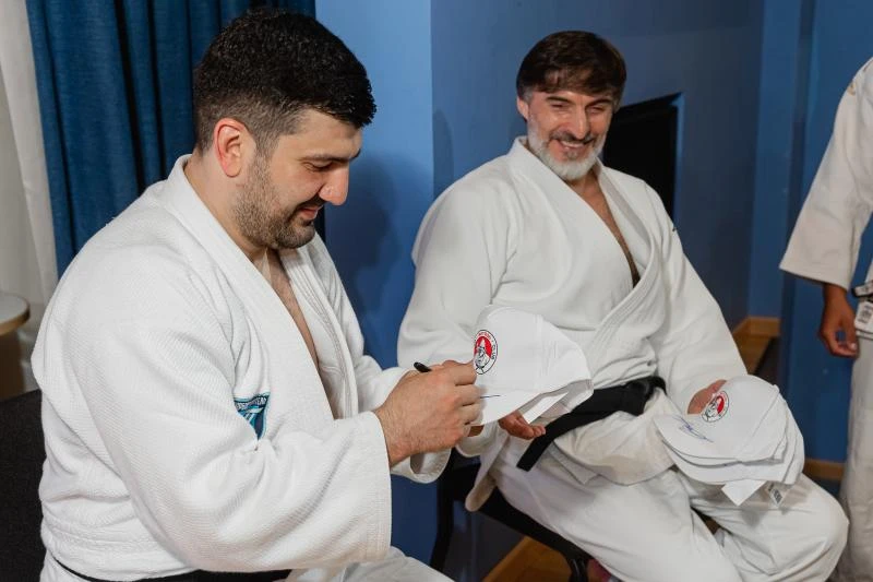 🥋 Конкурс с розыгрышем кепки с автографом Олимпийского чемпиона Тагира Хайбулаева! 🥋
Как принять у