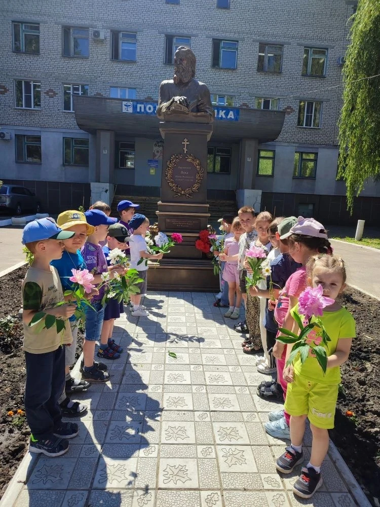 🇷🇺 В преддверии Дня России воспитанники детского сада «Росинка» города Балашова возложили цветы к 