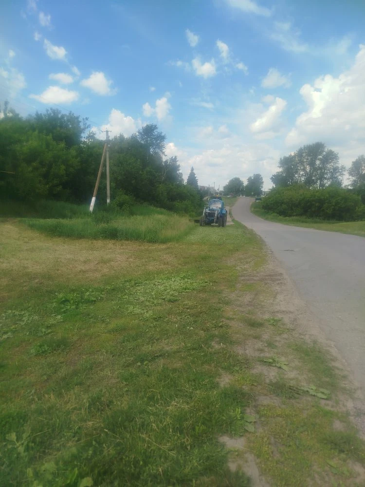 ✅ Благоустройство посёлка продолжается. 
Произвели обкос растительности территории поселения.