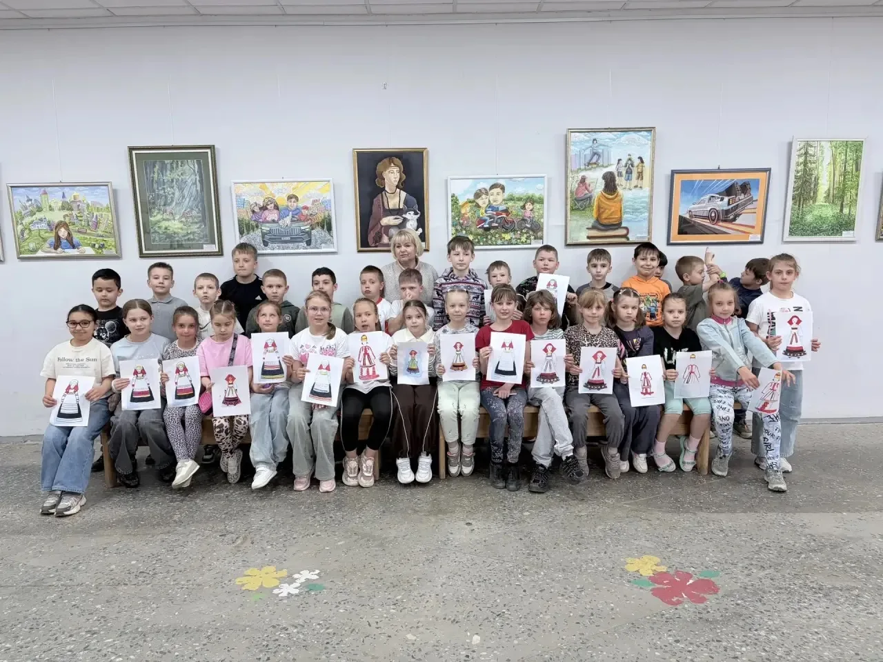 Воспитанники школьного лагеря «Цветик-семицветик» посетили выставку работ детей из школы искусств в 