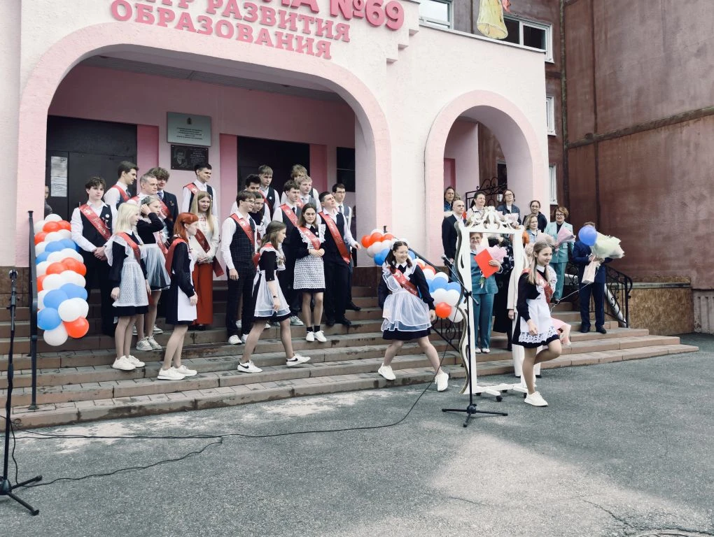 🔔 **Последний звонок: время прощаться и мечтать о будущем!**

Сегодня в школах по всей стране звени