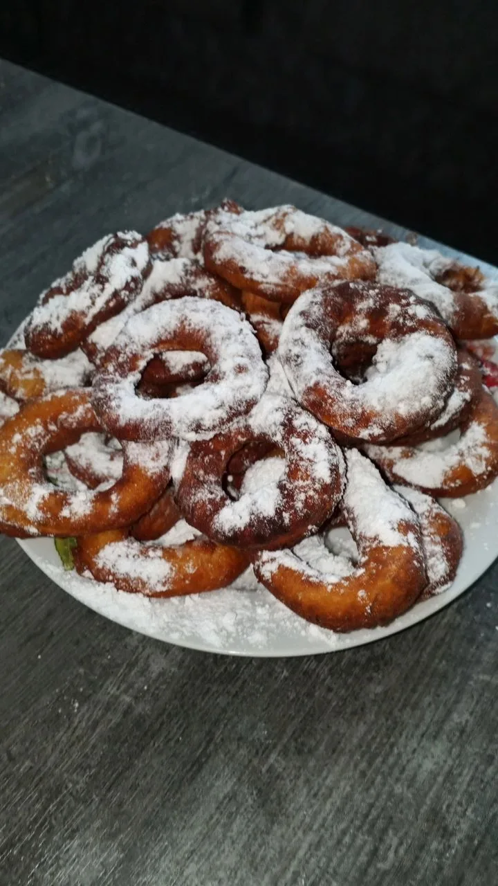 Дети под чутким руководством мамы постарались и нажарили кучу пончиков 🍩 (которые сегодня больше по