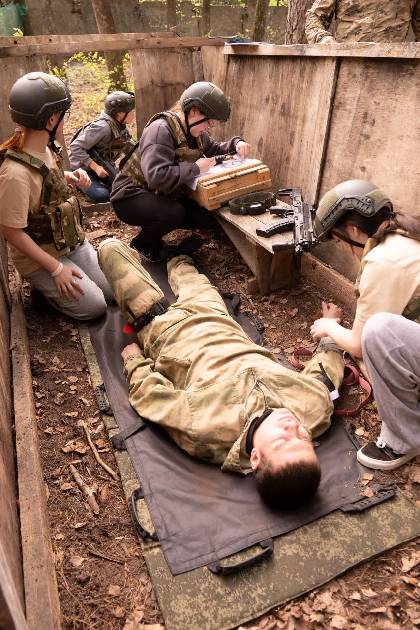 Вчера у нас прошла тактическая игра. Наша задача была: эвакуировать раненого, расшифровать код, устр