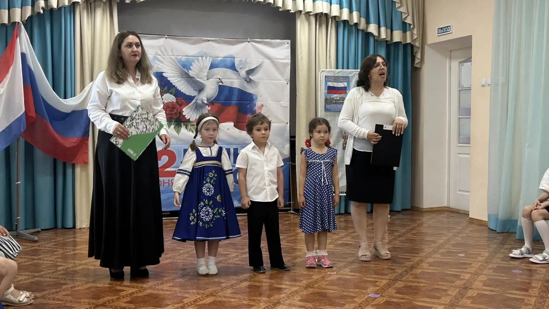 «Маленькие сердца, огромная страна!» 🇷🇺
Сегодня в нашем саду гремело «Ура!» — мы отметили День Рос