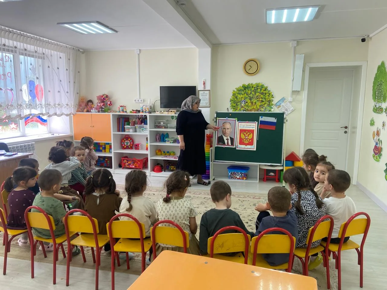 «День России»

Цель: Воспитывать любовь и уважение к своей Родине, патриотические чувства у детей.

