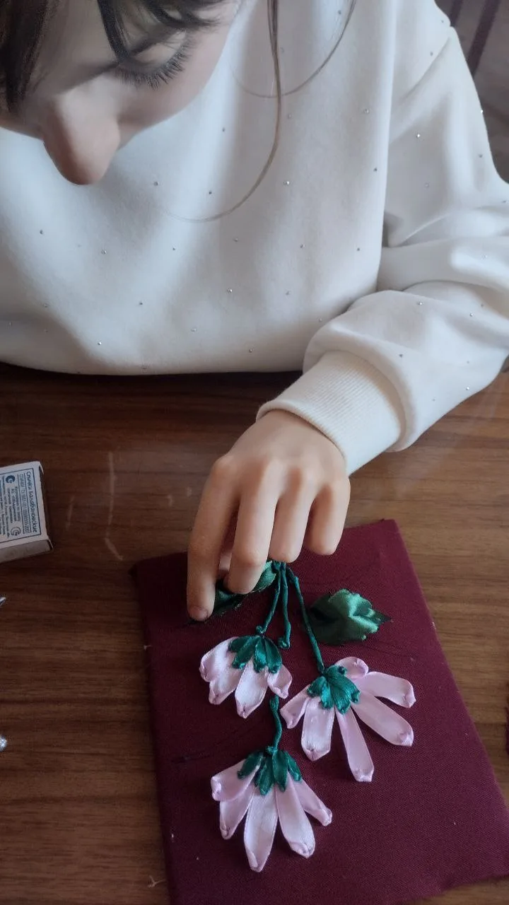 💐В руках наших девочек из кружка " Золотые ручки" обычные атласные ленты оживают.

 Сегодня мы дели