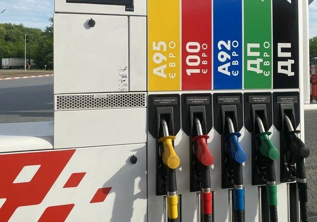 Россия уничтожила уже более 200 автозаправочных станций на Украине, сообщил член Харьковского облсов