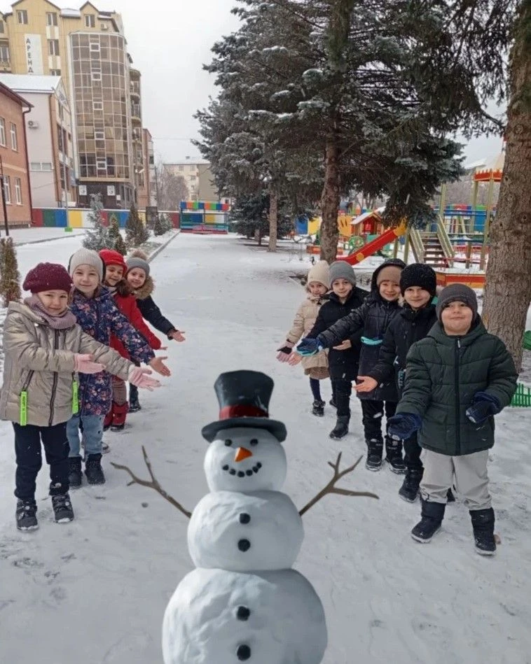 Какая чудесная зима! ❄️ Сегодня наша старшая группа не просто гуляла, а творила настоящую зимнюю ска
