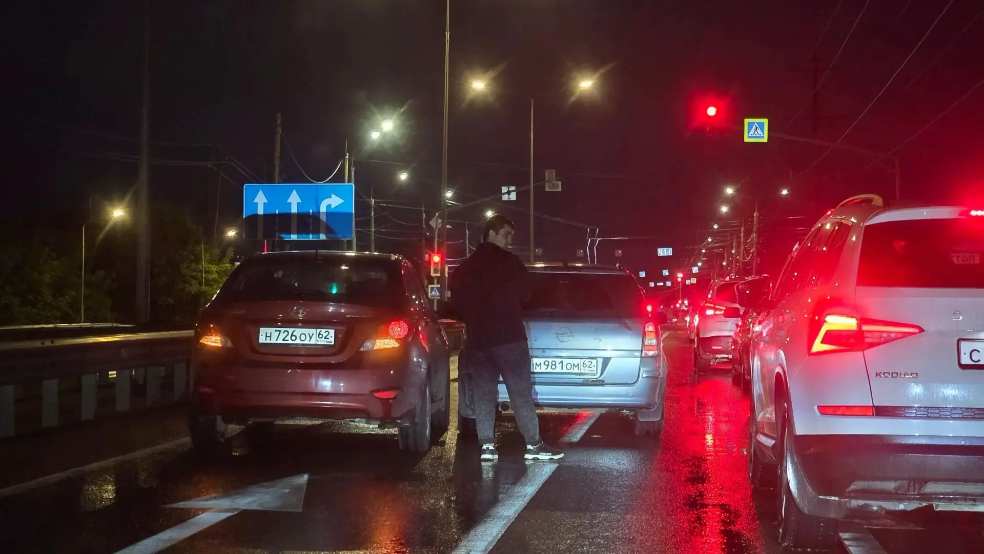 ДТП на выезде Северной окружной, в районе поворота на ул. Интернациональную, в левом ряду два автомо