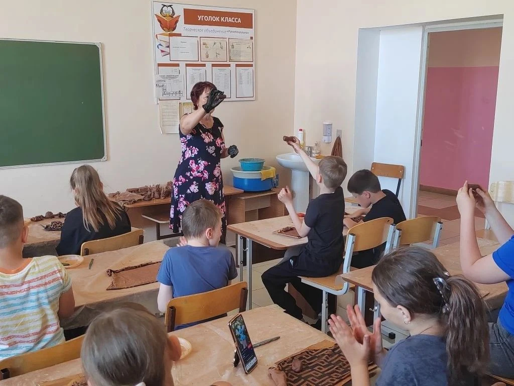 ✔️В пришкольном лагере Крутоярской школы воспитанники с увлечением лепили удивительные глиняные игру
