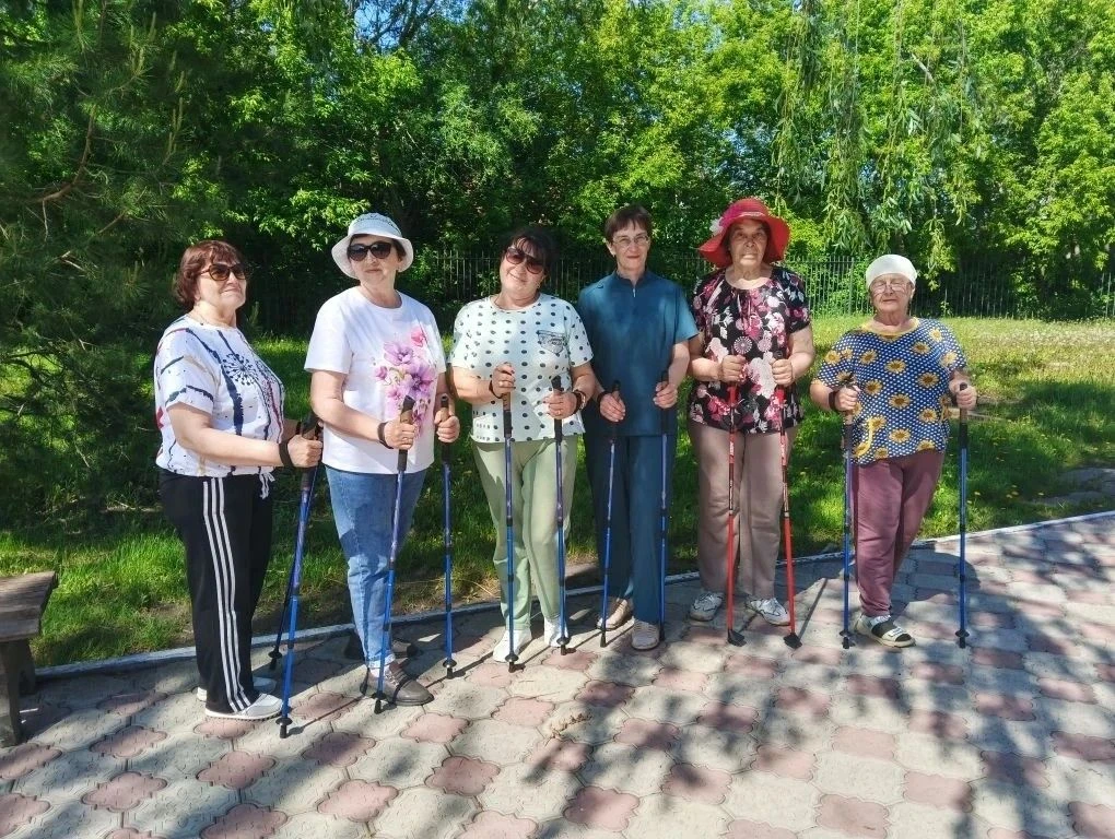 В комплексном центре прошел спортивный час скандинавской ходьбы под названием «Ходим, общаемся, спор