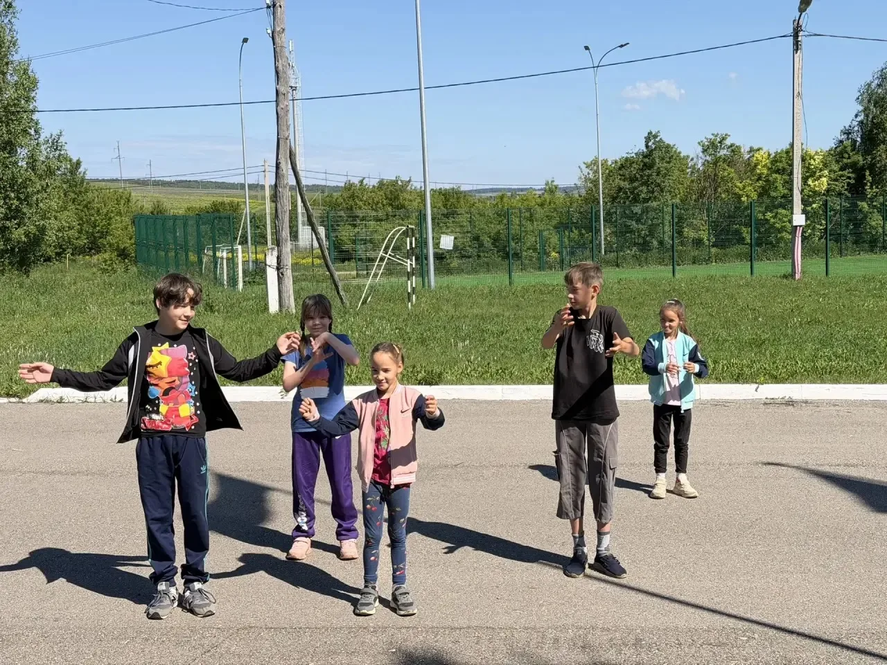 День в пришкольном лагере прошёл весело и познавательно!

Утро началось с танцевальной зарядки, зате