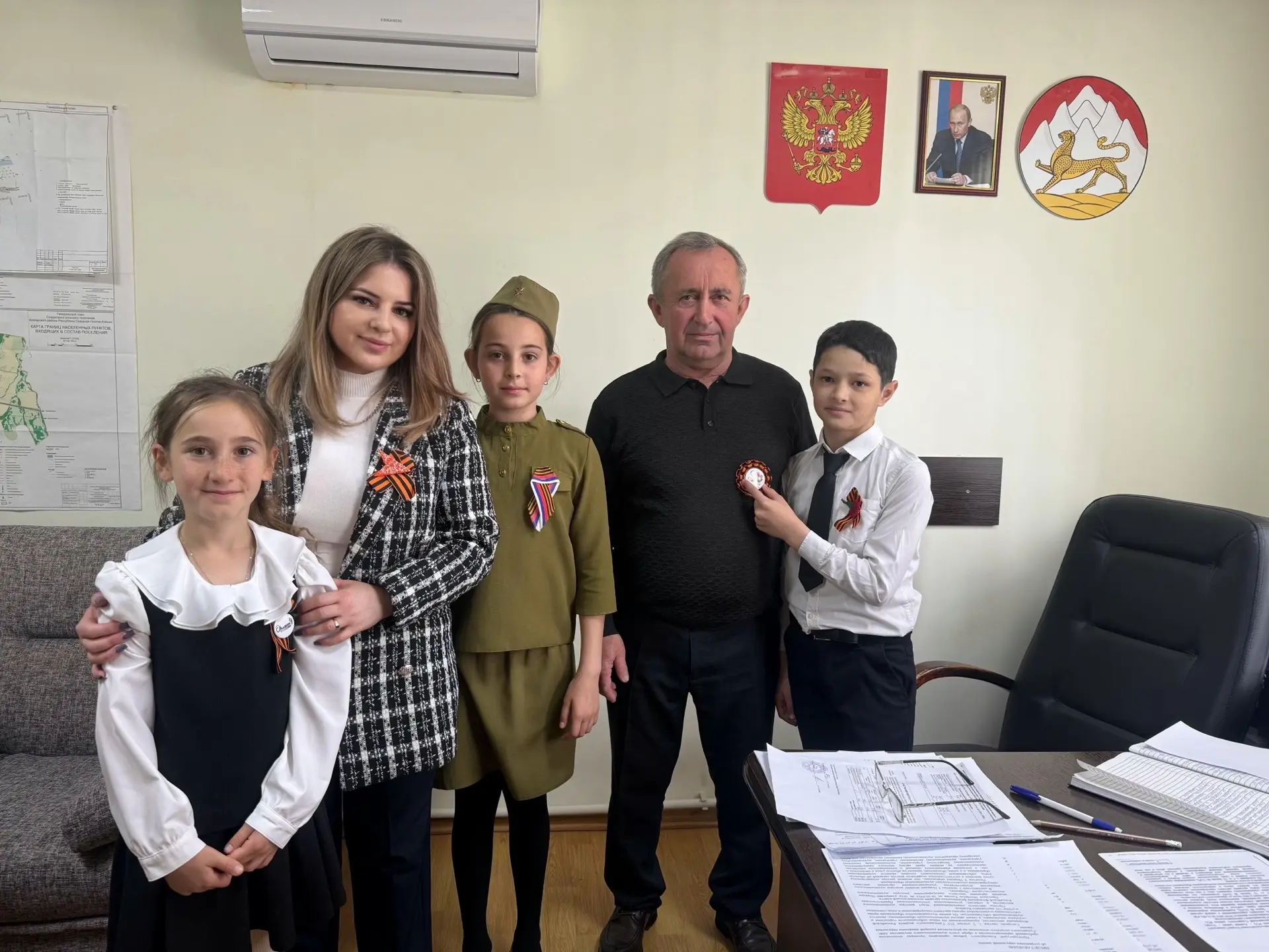 Символ Победы — в каждом сердце!🎗

Сегодня активисты нашей школы вместе с советником директора по в
