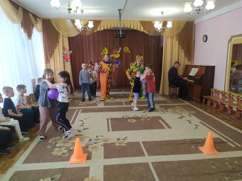 1 апреля - праздник юмора, смеха и улыбок.
В нашем детском саду сегодня прошло развлечение, посвящен