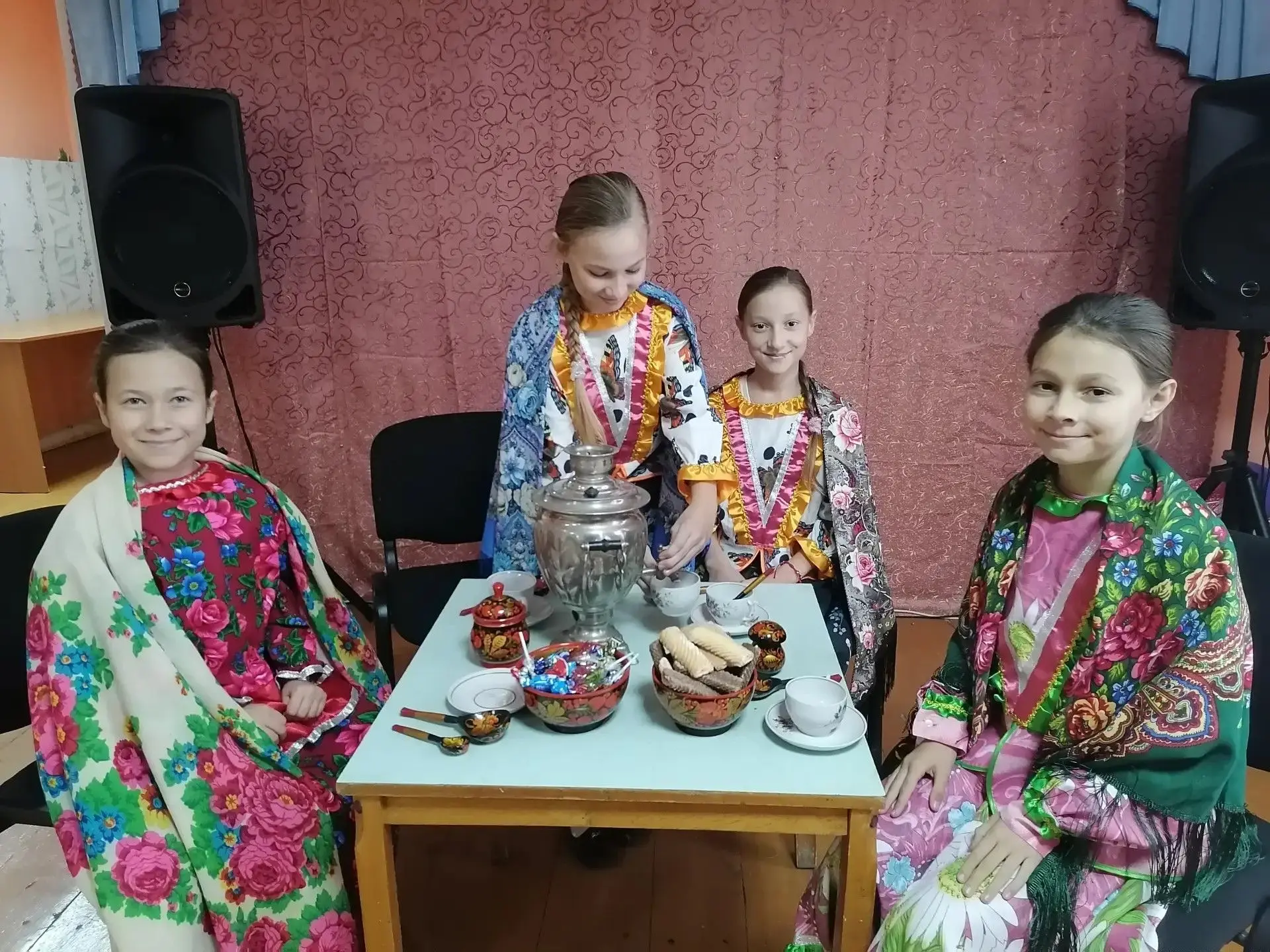 В Вифлянцевском доме культуры прошла развлекательная программа "Русским чаем угощаем!" Ведущие расск