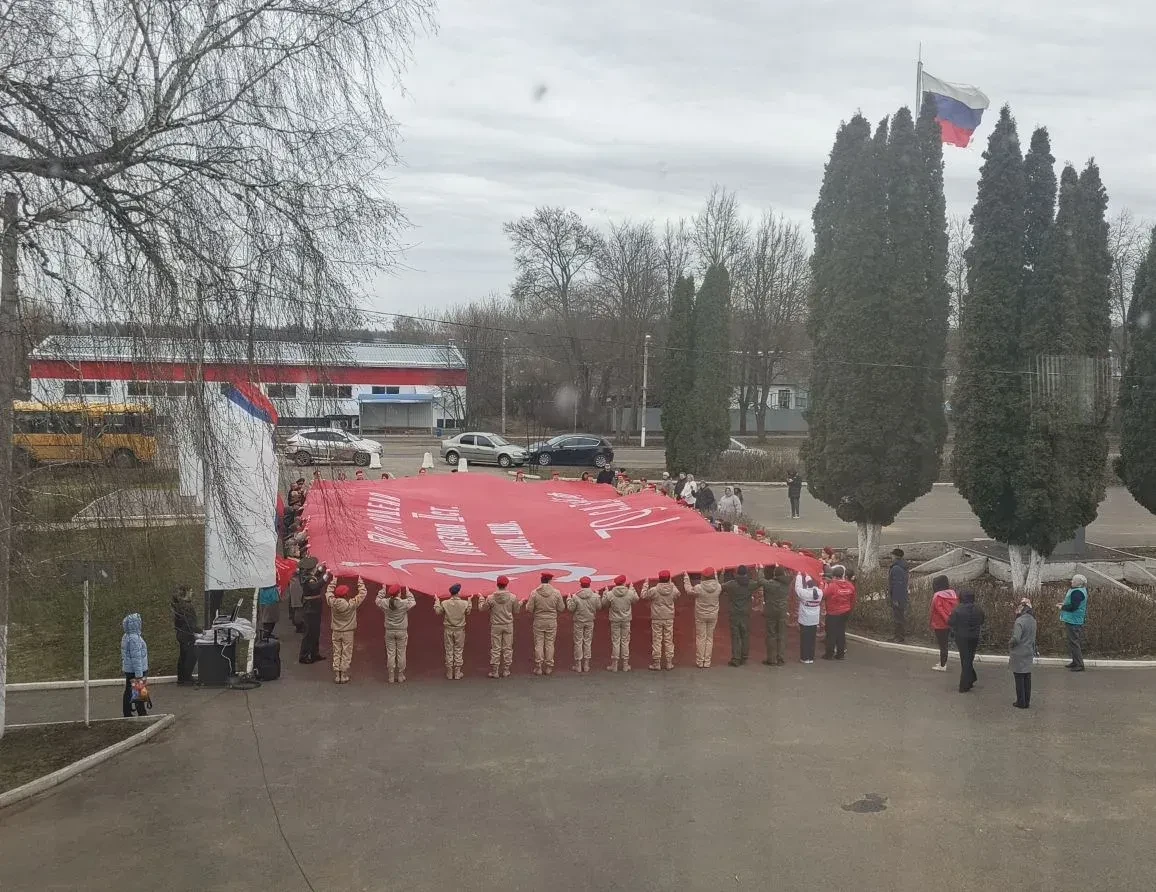 На площади Дома культуры п. Теплое состоялась акция «Равнение на Знамя Победы!». В которой приняли у