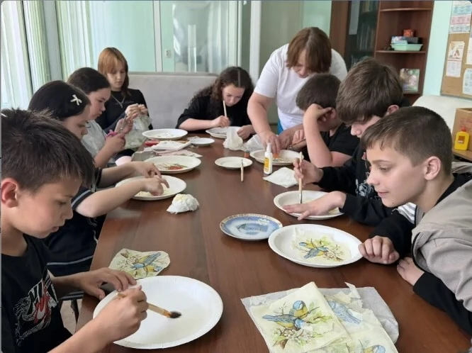 Пришкольный лагерь: творческие посиделки в 6 отряде 🎨

В 6 отряде летнего пришкольного лагеря «Акад